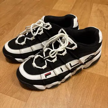 휠라 바리케이드 XT 97 블랙/화이트/F 레드