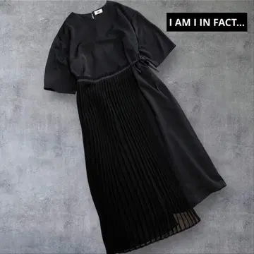 I AM I IN FACT... 비대칭 플리츠 원피스