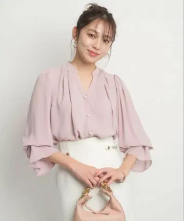 JUSGLITTY 펄 버튼 블라우스