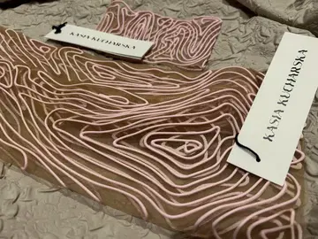 KASIA KUCHARSKA TOPOGRAPHY 터틀 + 슬리브