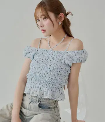chico 시어 플라워 셔링 프렌치 블라우스