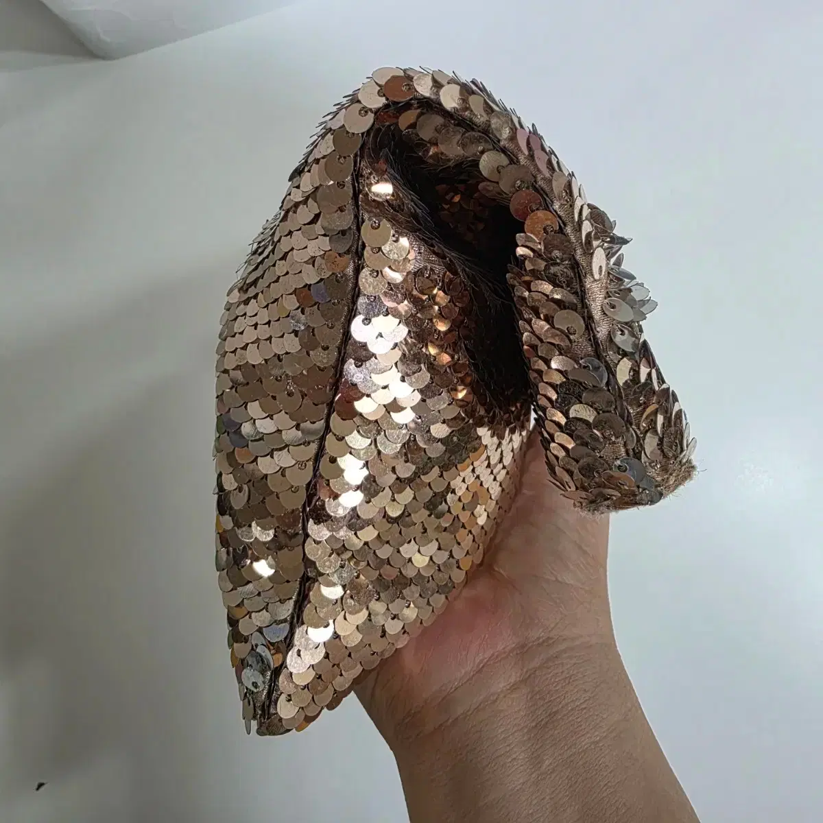 Gold Sequin Pouch #파우치,#클러치,#스팽글파우치,#골드클러치,#골드파우치 on Bunjang Global Site.