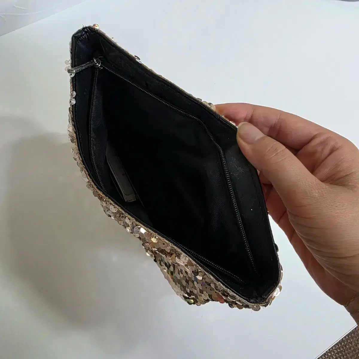 Gold Sequin Pouch #파우치,#클러치,#스팽글파우치,#골드클러치,#골드파우치 on Bunjang Global Site.