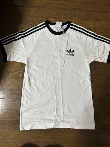 아디컬러 클래식 쓰리 스트라이프 티셔츠 adidas S 사이즈