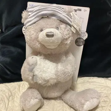모자를 쓴 곰 봉제 인형