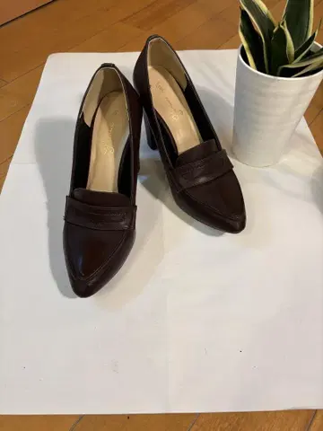 다크 브라운 스틸레토 하이힐