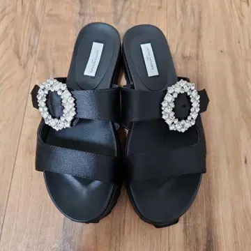 UNITED ARROWS 비쥬가 달린 블랙 플랫 샌들