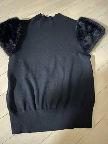 퍼가 달린 블랙 반팔 상의 셀포드