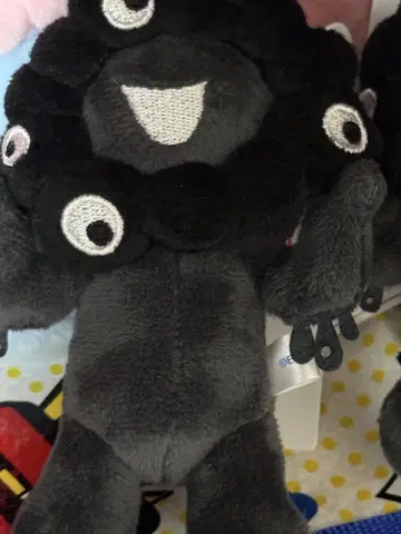 검은색 봉제 인형 캐릭터