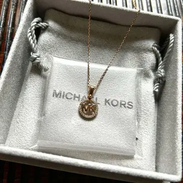 마이클코어스 MK 로고 펜던트 목걸이