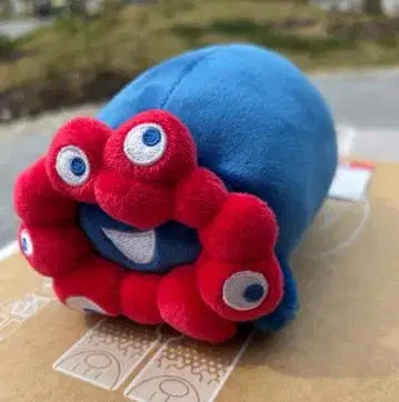 촉수가 있는 파란색과 빨간색 봉제 인형
