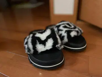 Marc Jacobs 퍼 슬라이드 샌들