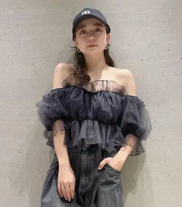 SNIDEL 볼륨 개더 프릴 오프숄더 블라우스