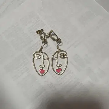유니크한 얼굴 디자인 귀찌