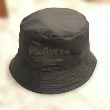 Alexander McQueen 블랙 버킷 햇
