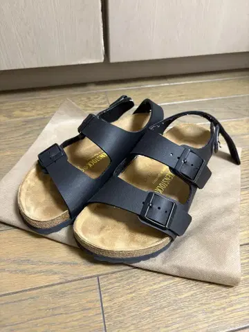 버켄스탁 밀라노 22.5cm 35