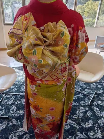 화려한 꽃무늬의 후리소데