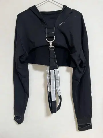 블랙 크롭 기장 후드 부착 티셔츠