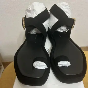 블랙 스트랩 샌들 골드 버클