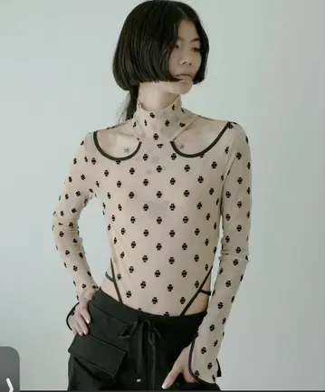 스완 레이크 커트아웃 보디수트