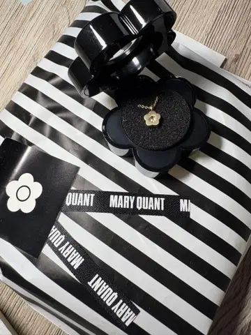MARY QUANT 플라워 모티브 목걸이와 귀걸이 세트