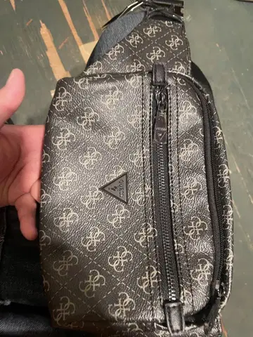GUESS 로고 프린트 바디백 새상품