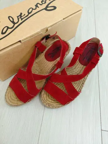 카자놀 CALZANOR 빨간색 스웨이드 크로스 스트랩 샌들