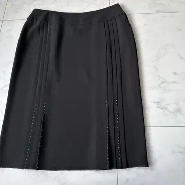 이타리야 큐빅 장식 무릎 기장 플리츠 스커트