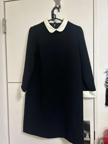 Another Edition 블랙 무릎 기장 원피스 (화이트 카라 부착)