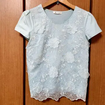 꽃무늬 자수 반팔 상의 스카이블루