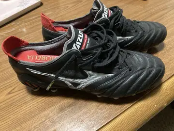 Mizuno Morelia 블랙/레드 스파이크 슈즈