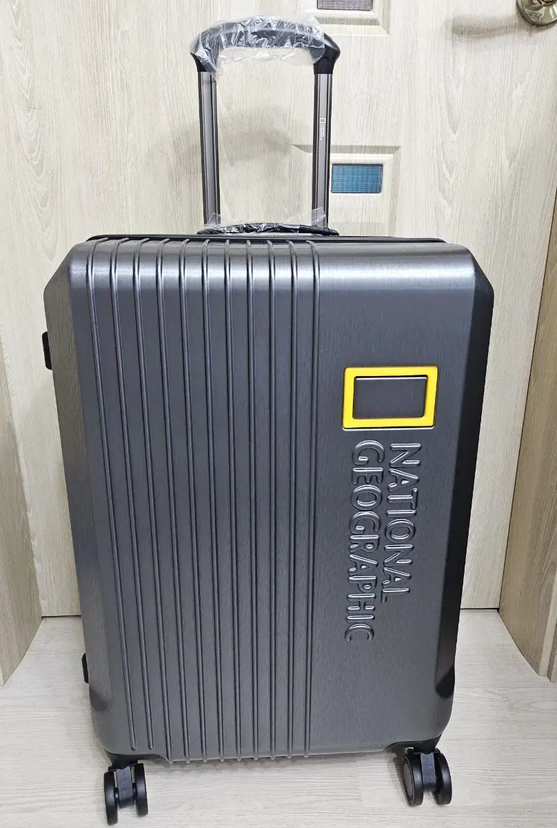National Geographic Carrier [Expandable] 24-inch Cargo + Airline Cover (New)