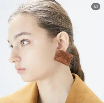 theatre products 레터 귀걸이 브라운
