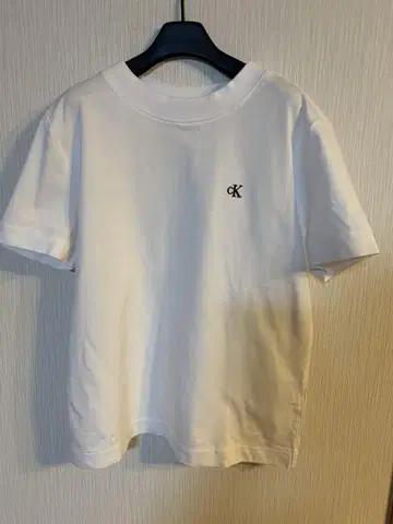 cK 로고 화이트 반팔 티셔츠