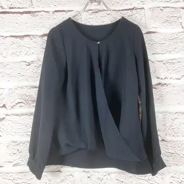 r147 Laungedress 네이비 긴팔 블라우스 앞면 턱 디자인