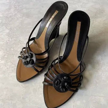 플라워 모티브 블랙 샌들 힐 7cm