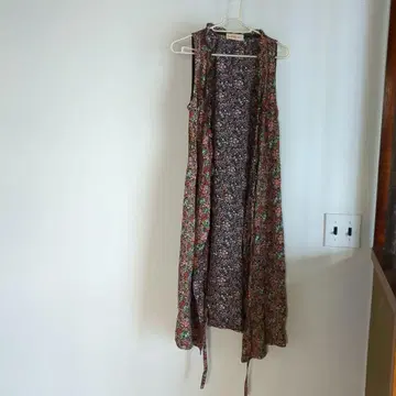 ALANNAH HILL 플라워 프린트 슬리브리스 랩 원피스