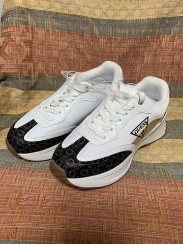 GUESS 로고 화이트 블랙 스니커즈