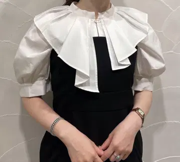 주말 한정 가격 TIARA 케이프 옷깃 반팔 볼륨 슬리브 프릴 블라우스