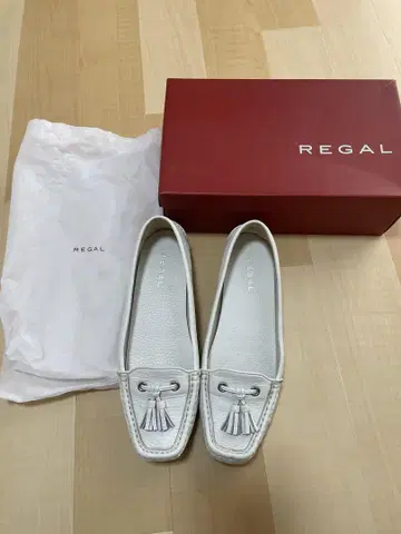 REGAL 화이트 가죽 로퍼 태슬 장식