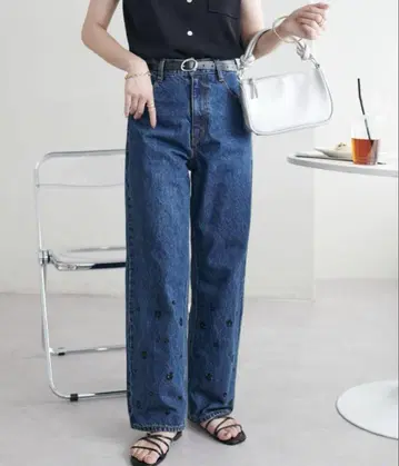M 사이즈 DISCOAT 비쥬 장식 데님 스트레이트 팬츠