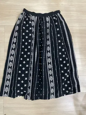 bulle de savon 뷔르데사봉 자수 플레어 롱 스커트