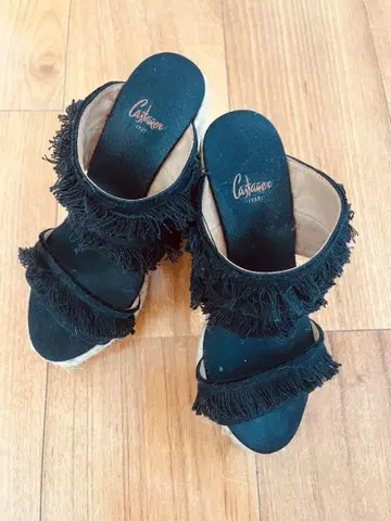 Castaner 블랙 프린지 웨지 샌들