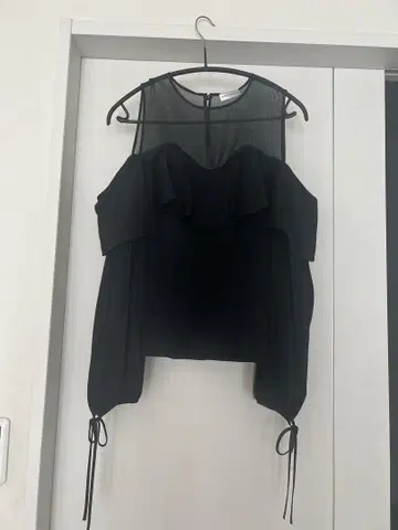 STRASBURGO 블랙 프릴 오프숄더 블라우스