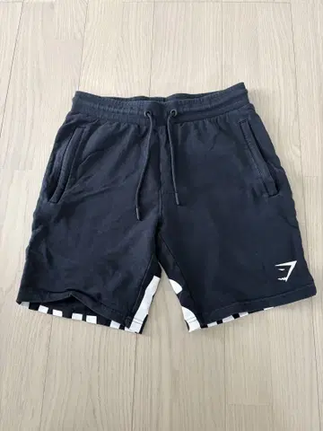 GYMSHARK 블랙 숏 팬츠 S 사이즈