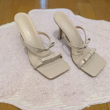 미사용 새상품 리본 포함 베이지 하이힐 7cm 샌들 24.5