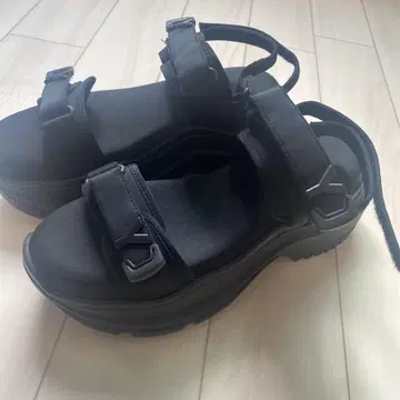YELLO 블랙 스포츠 샌들
