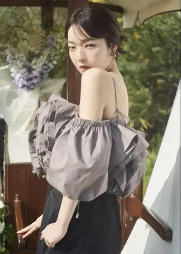 동일한 볼륨의 오프숄더 블라우스