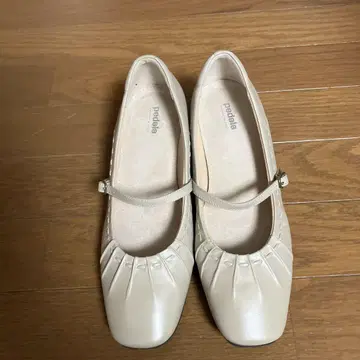 pedala 베이지 스트랩이 달린 발레 슈즈