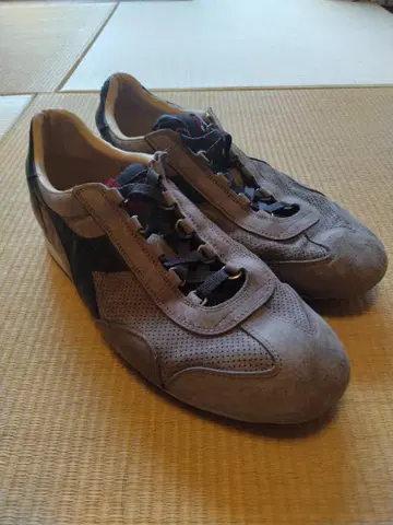 Diadora heritage 그레이 스웨이드 스니커즈